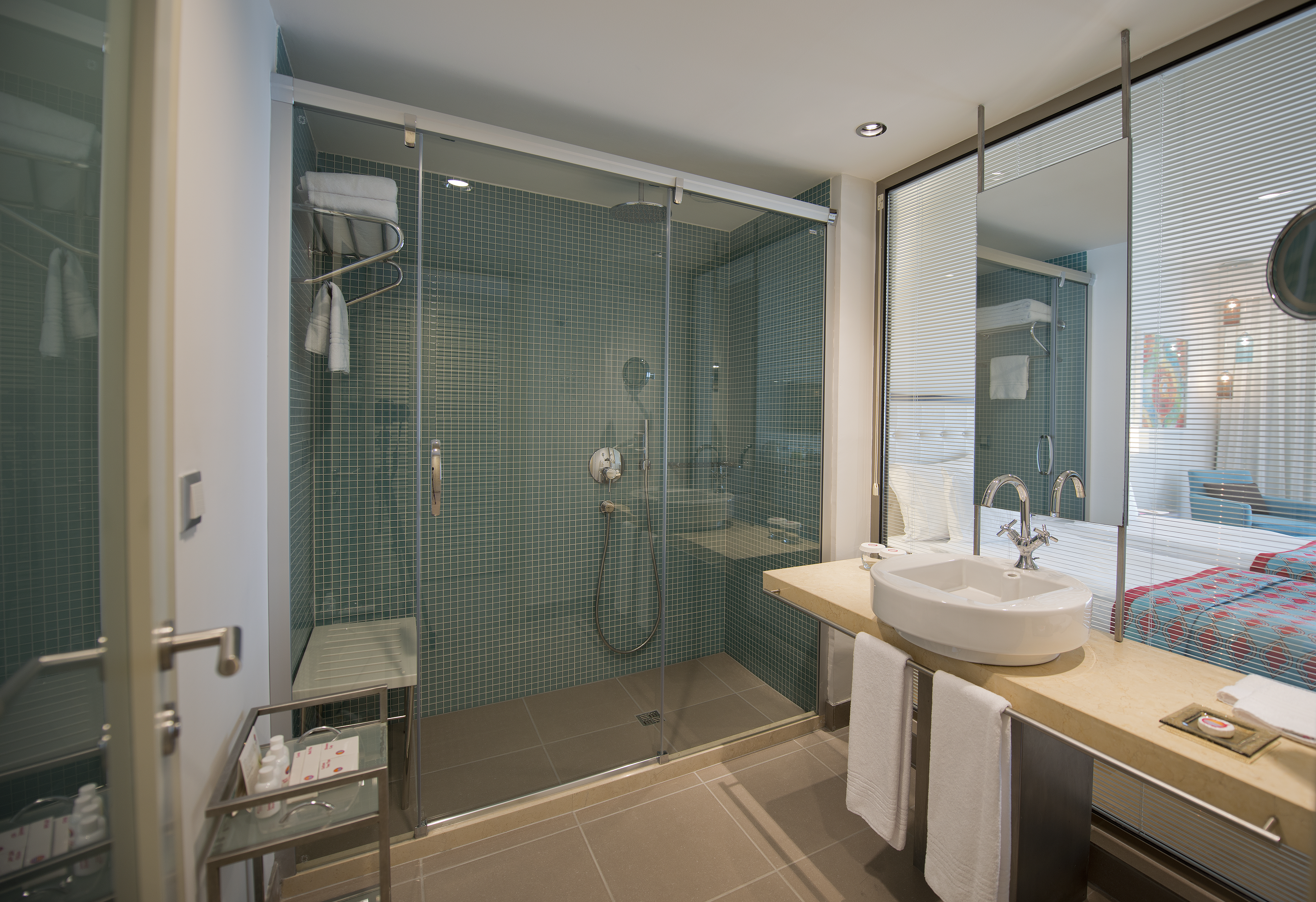 Deluxe Kısmi Deniz ve Havuz Manzaralı Oda