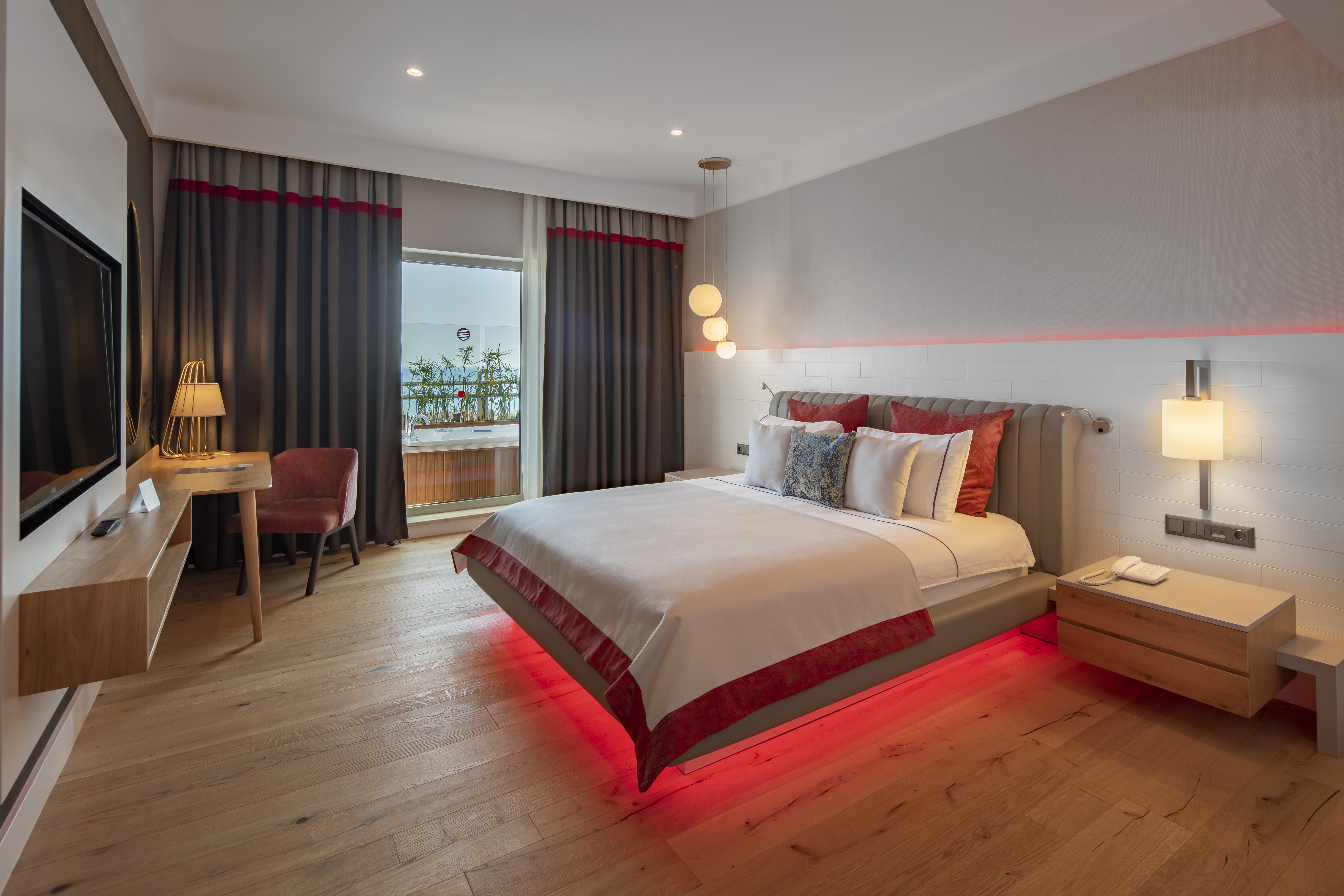 Designer Suite Yandan Deniz Manzaralı